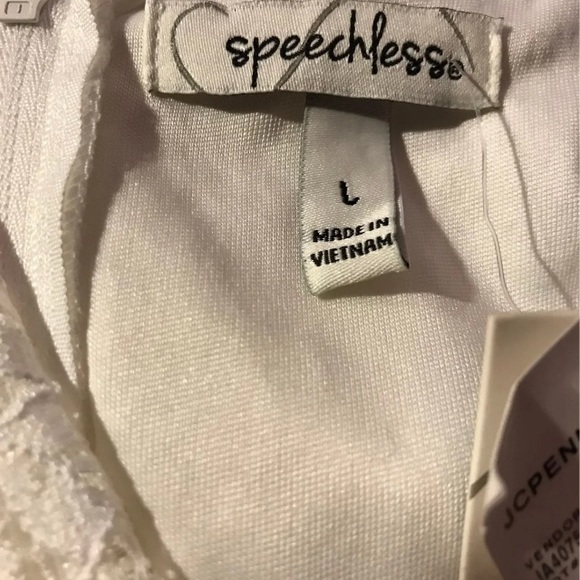 Woman’s large white lace sundress - Picture 3 of 4